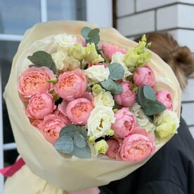 Букет с кустовыми розами сорта Джульетта, эустомой и эвкалиптом