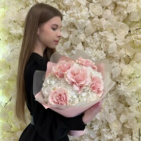 Букет из французских роз и гортензии