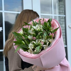 Букет из нежных альстромерий