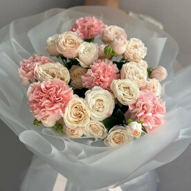 Кустовые розы с гвоздиками