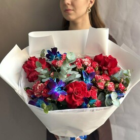 Букет из французских роз и космических орхидей