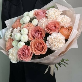 Персиковые розы с хризантемой и диантусами