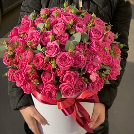 Роза пионовидная кустовая Мисти Баблс, Роза пионовидная кустовая, Эвкалипт, Шляпная коробка