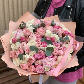 Роза пионовидная одноголовая, Роза пионовидная кустовая, Эвкалипт, Ранункулус, Пленка матовая, Пленка дизайнерская