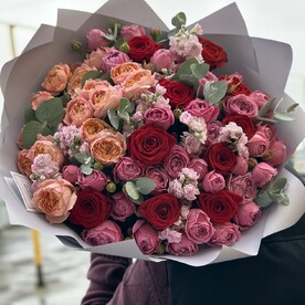 Розы, маттиола, эвкалипт, пионовидные розы