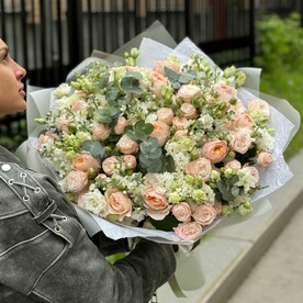 Пионовидные розы, маттиола, эустома