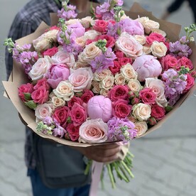 Пионы, розы, кустовые розы, маттиола
