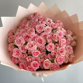 Красивый букет из 39 кустовых розовых роз 50см