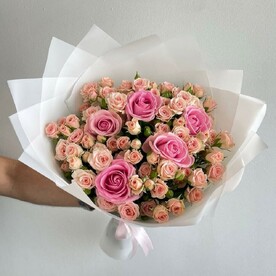 Нежный букет из 17 кустовых и одноголовых роз в белой упаковк