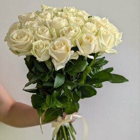 Розы белые 31шт 50см