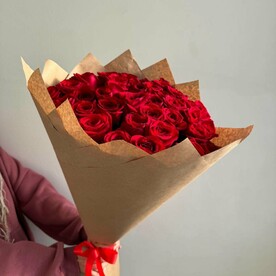 Красные розы 31шт 60см в крафте