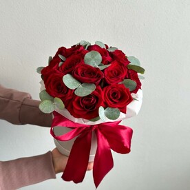 Красные розы с эвкалиптом в коробке