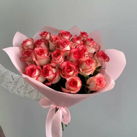 Монобукет из 21 розы джумилия в розовой упаковке