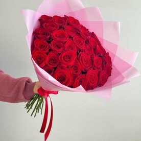 Монобукет из красной розы 31шт 50см в розовой упаковке