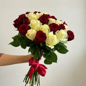 Микс из 39 красных и белых роз