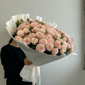 Букет из нежных кустовых роз бомбастик