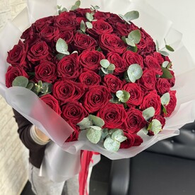 51 красная роза 60 см с эвкалиптом