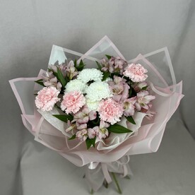 Стойкий, нежный  букет для мамы