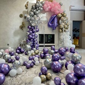 Роскошная фотозона из шаров в стильных цветах хром