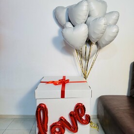 Коробка-сюрприз love с белыми сердцами на 8 марта