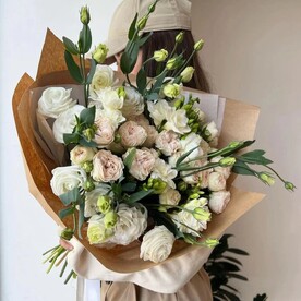 Нежный букет из эустом и роз