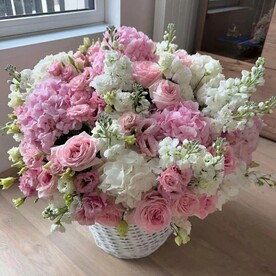 Восхитительная большая корзина с цветами