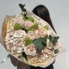 Кремовый букет с розами и гортензиями