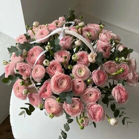 Ранункулюсы в корзинке