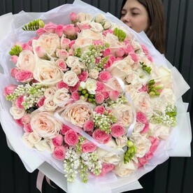 Большой микс роз и маттиолы