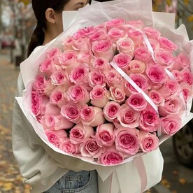 Нежные розовые розы 55 шт