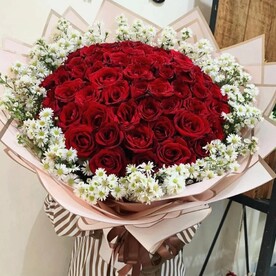 Шикарные розы в ромашках
