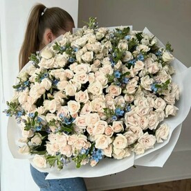 Кустовые розы с декором
