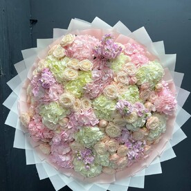 Букет из гортензий и кустовых роз