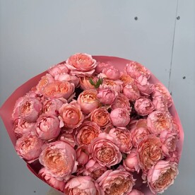 Букет из пионовидных кустовых роз