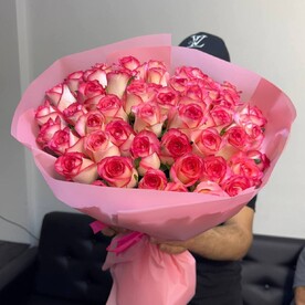 Букет из бело-розовых роз