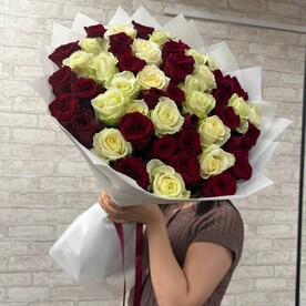 Букет из белых и красных роз
