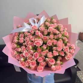 Букет из розовых кустовых роз
