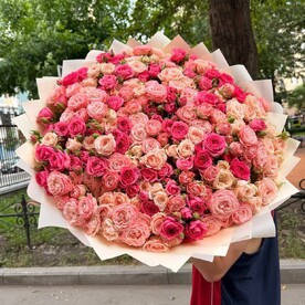 Огромный букет из кустовых роз