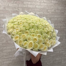 Шикарный букет из белых роз