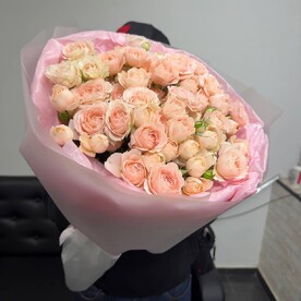 Букет из нежных кустовых пионовидных роз