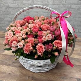 Корзина из кустовых роз