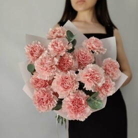 Букет 15 розовых диантусов с эвкалиптом