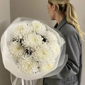 Букет из белых одноголовых хризантем