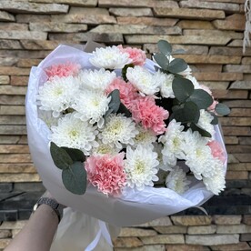 Авторский букет из кустовых хризантем, диантусов и эвкалипта