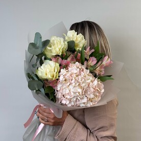 Роза Кения, Пистация, Эвкалипт, Альстромерия, Гортензия, Роза мадам бомбастик, Авторская упаковка