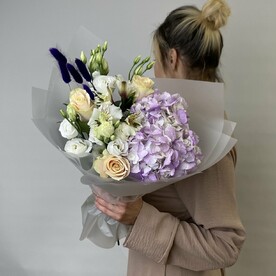 Гортензия фиолетовая, Шармант роза, Кустовая лирика, Эустома, Лагурус, Альстромерия, Дизайнерская упаковка