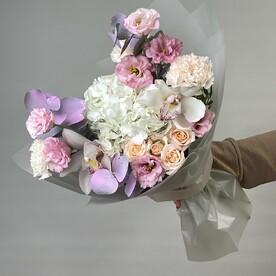 Орхидея миницимбидиум белый, Гортензия, Роза кустовая май бьюти, Эустома, Диантус, Эвкалипт, Пистация, Упаковка