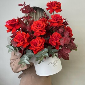 Коробка с розами алые французские