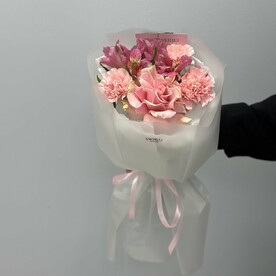 Мини букет из розы, альстромерий и диантусов