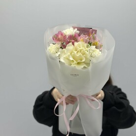 Мини букет из французской розы, диантусов и альстромерии